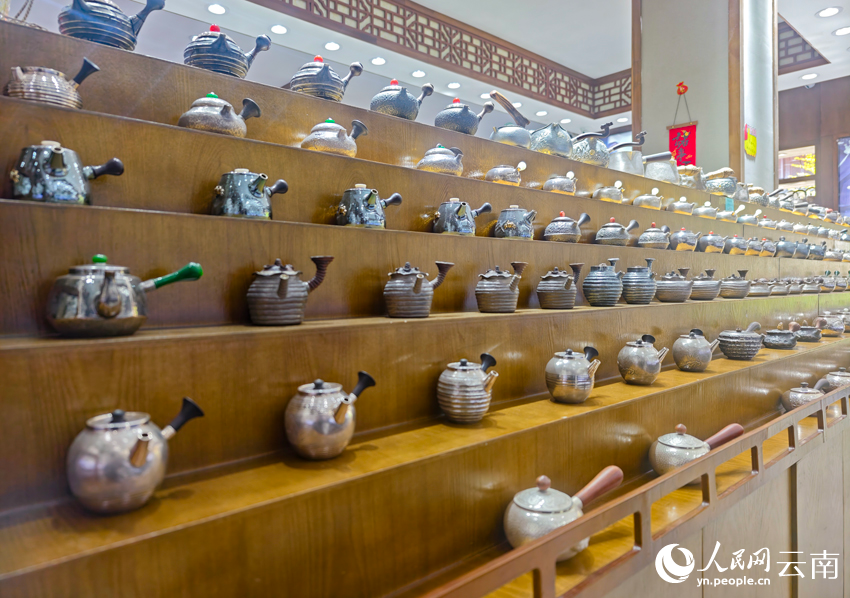 8新華村一家銀器店里的各類銀器。人民網記者 符皓攝