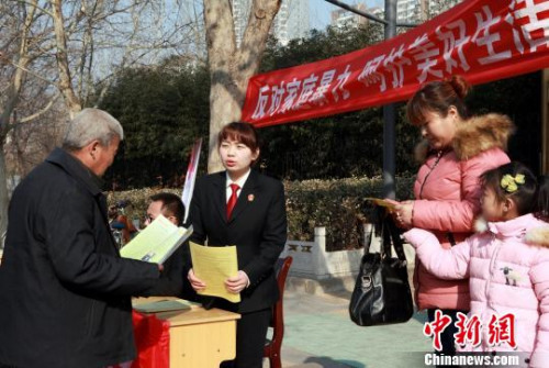 資料圖：河北衡水中級(jí)法院干警走上街頭，用多種形式宣傳反家暴。張婧 攝