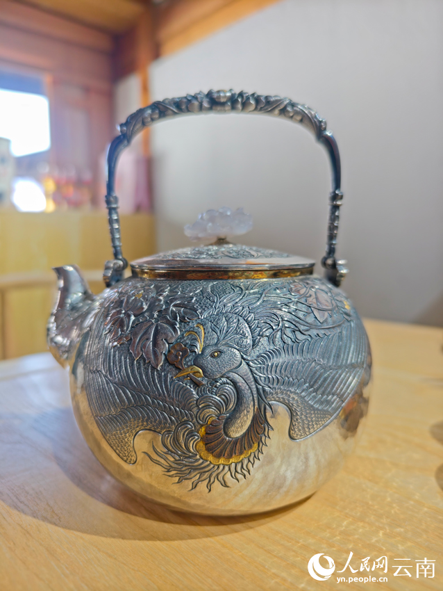 李耀華制作的銀壺。人民網記者 符皓攝