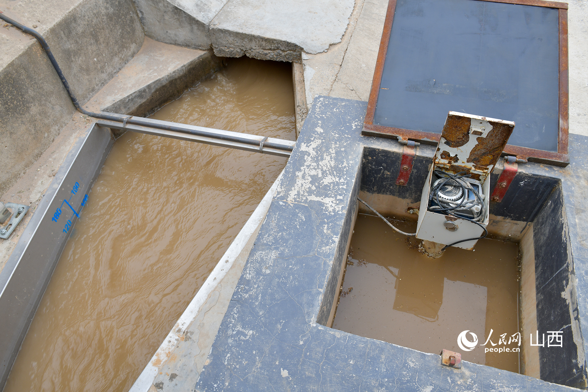 灌區(qū)渠口的計量設施。人民網(wǎng)記者 焦搏文攝