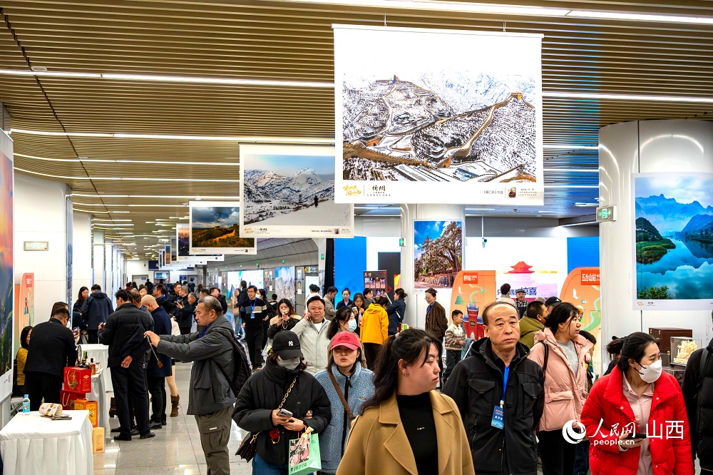 “相約忻州·盡享冬韻”暨“乘地鐵游山西”主題攝影展（忻州）在太原地鐵長(zhǎng)風(fēng)街站啟幕。