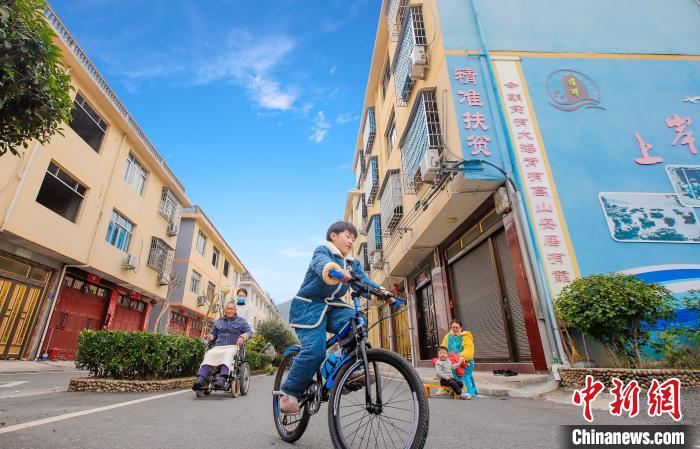 溪邳村一角?！菓c堂 攝