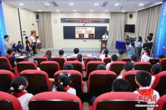 廣州中醫(yī)藥大學副校長、廣東省中醫(yī)院院長張忠德向學生講述“抗戰(zhàn)中的中醫(yī)藥”。吳遠團 攝