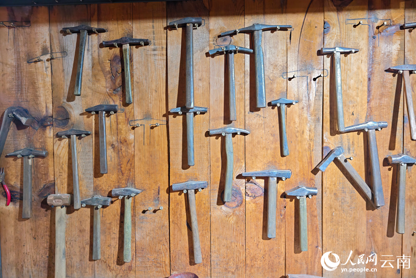 新華村銀器加工作坊里的小錘。人民網記者 符皓攝