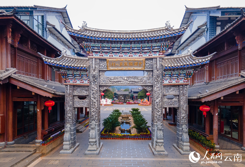 1.新華村耗銀近2.8噸建設的銀牌坊。人民網記者 符皓攝