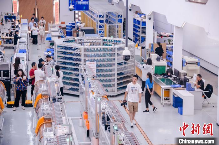 圖為莆田雙馳鞋業(yè)個性化定制示范工廠?！±钅宪?攝