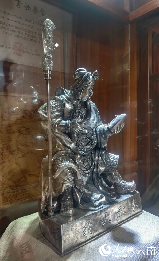 5寸發(fā)標制作的關公像。人民網記者 符皓攝