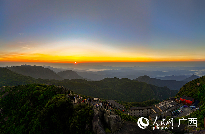 紅日破云而出。人民網(wǎng) 雷琦竣攝