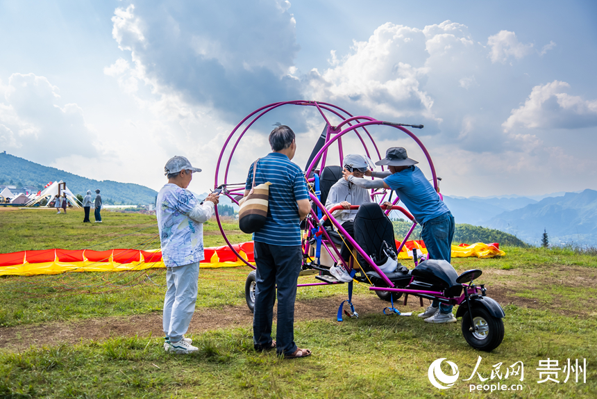 游客在野玉海飛行營地解鎖山地新玩法。人民網(wǎng)記者 涂敏攝