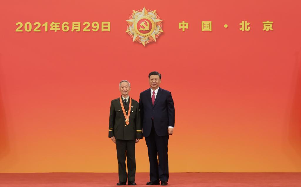 2021年6月29日，習(xí)近平總書記向“七一勛章”獲得者崔道植頒授勛章。
