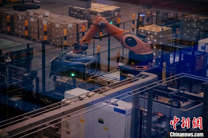 百威雪津啤酒莆田基地釀造幾乎都由自動(dòng)化生產(chǎn)線完成，年產(chǎn)能達(dá)200萬噸。　李南軒 攝