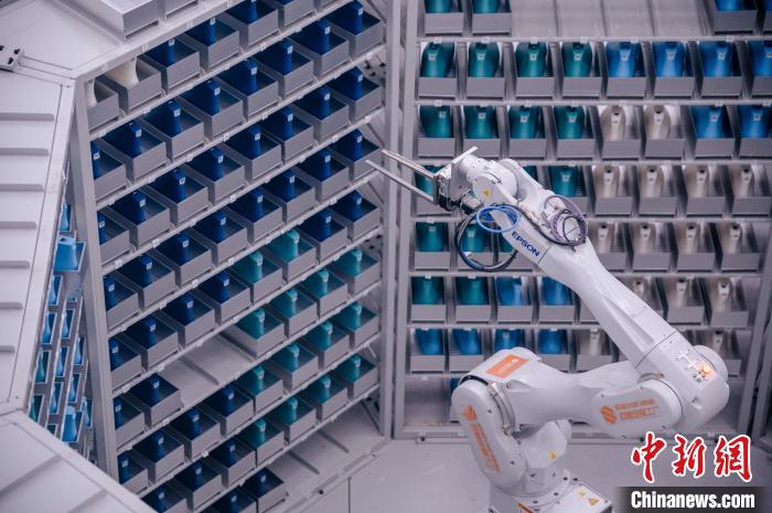 車間里，鞋楦配送機械臂在有序工作。　李南軒 攝