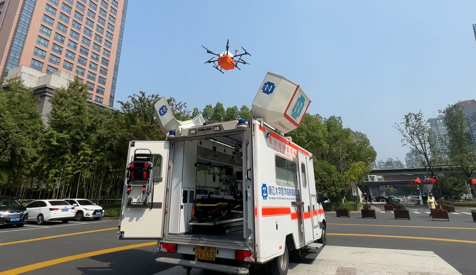 浙江大學(xué)醫(yī)學(xué)院附屬第二醫(yī)院5G急救車搭載的無人機(jī)正在起飛。人民網(wǎng)記者 申佳平攝