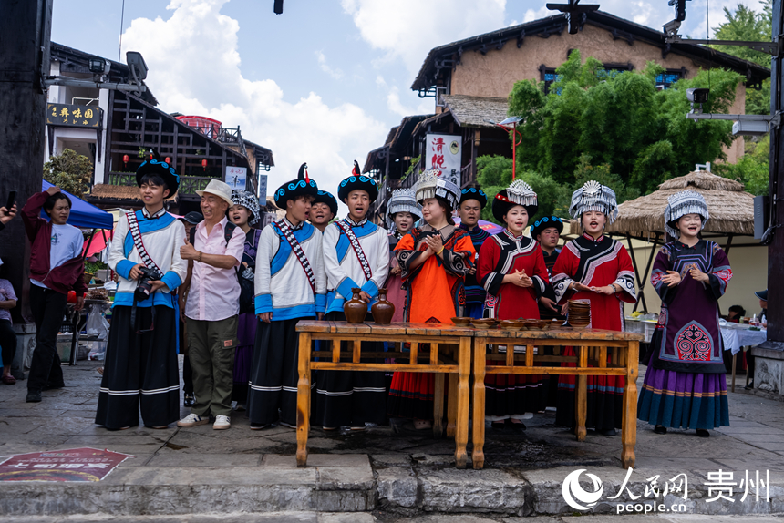 海坪文化小鎮(zhèn)里熱情的彝家“攔門酒”。人民網(wǎng)記者 涂敏攝