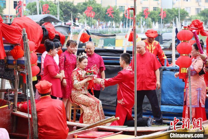 連家船民婚俗秀之迎親禮和成親禮。　林榕生 攝