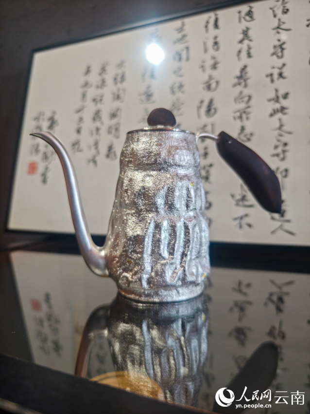 李杰加工制作的銀壺。人民網記者 符皓攝