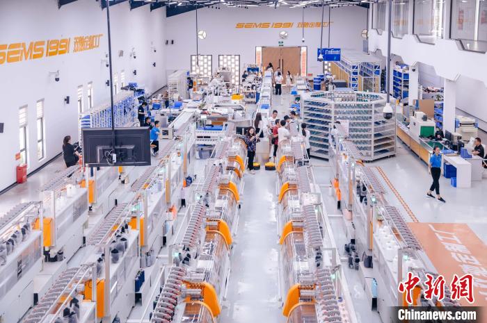 “高質(zhì)量發(fā)展調(diào)研行”主題采訪活動來到福建莆田雙馳鞋業(yè)個性化定制示范工廠。　李南軒 攝