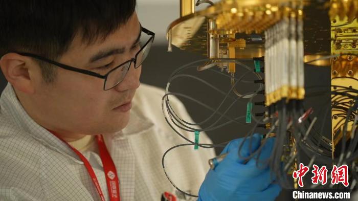 科研人員正在組裝超導(dǎo)量子計(jì)算機(jī)。