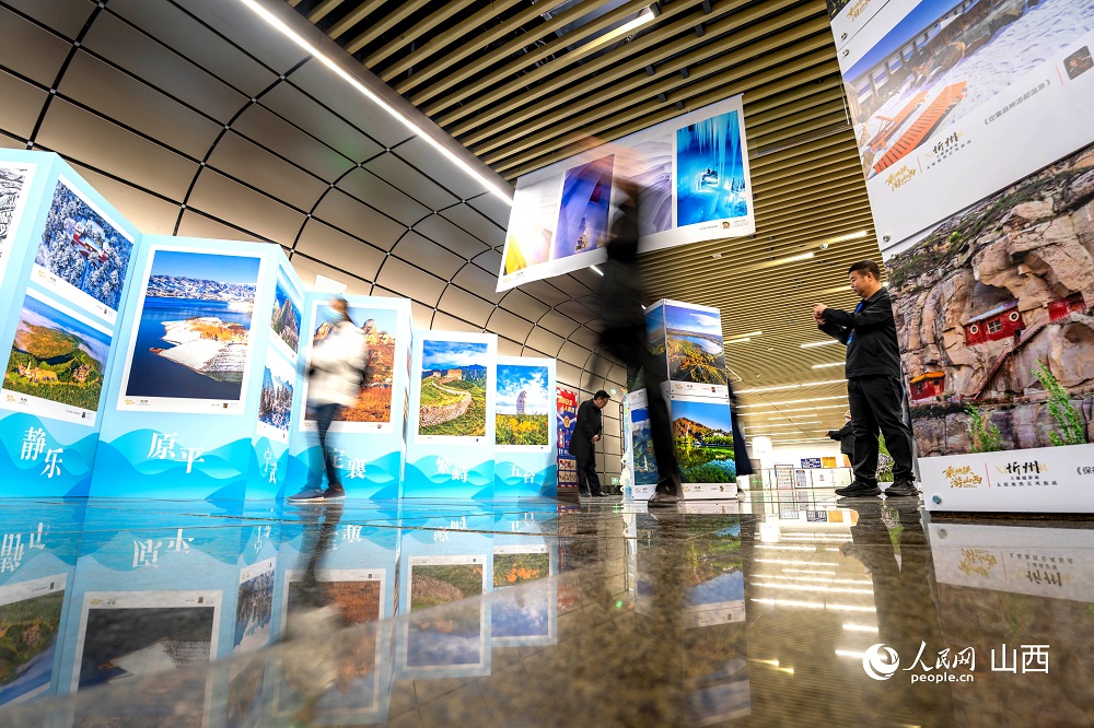 觀眾正在欣賞攝影作品。