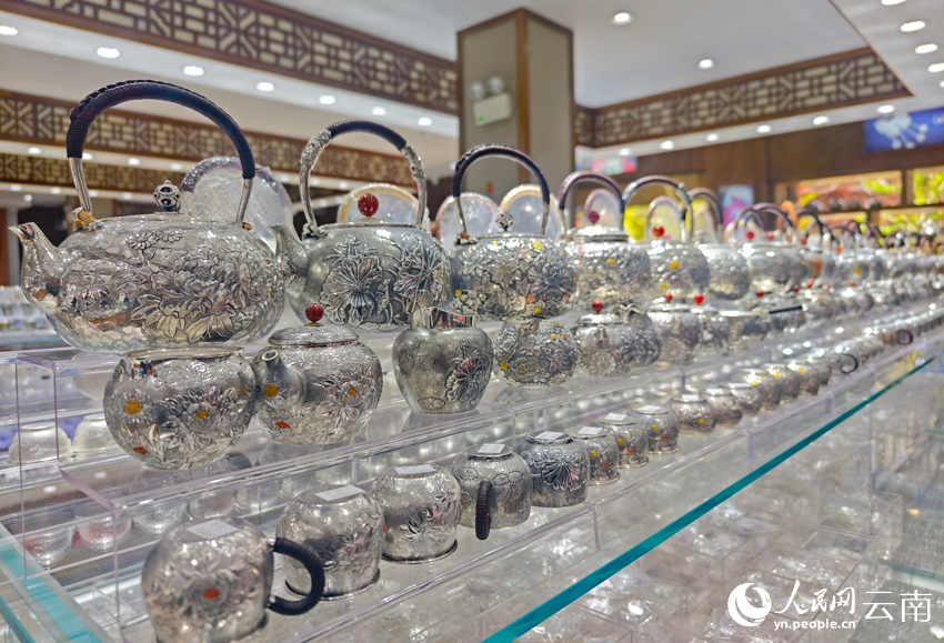 新華村一家銀器店里的各類銀器。人民網記者 符皓攝